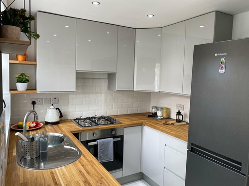 Handleless kitchen units set